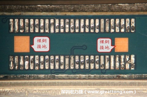 把板對板連接器全部移除，發(fā)現(xiàn)其下方板子共有兩個裸銅的方形設計。