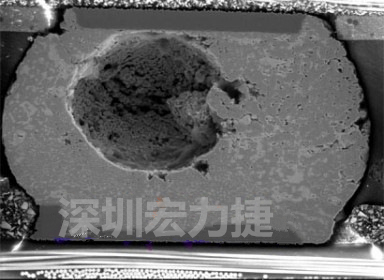 錫球氣泡大到足以影響到焊接的品質(zhì)，下圖是錫球切片后的剖面，可以很明顯看到氣泡已經(jīng)有錫球的 1/3 大了