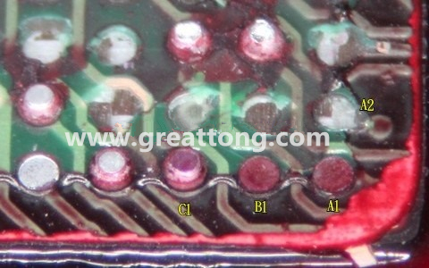 下圖是紅墨水測試后將PCB板子拿回來側(cè)一個(gè)角度拍攝的照片，就可以很清楚的看到錫球黏在PCB端，或不在PCB端。