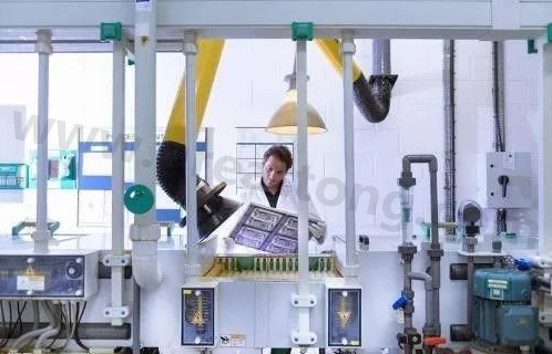 理想狀態(tài)下自動化生產(chǎn)線大約能節(jié)省傳統(tǒng)企業(yè)50%的人力成本，良率可提升至98%。